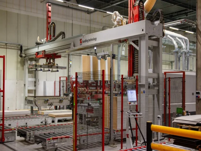 Robotkar dolgozik modern gyártóüzem automatizált szerelősorán